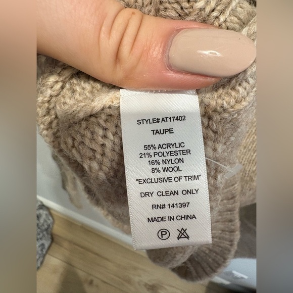 EUC- ASTR THE LABEL -Flo­ral Eye­let Col­lar Sweater - Picture 4 of 6